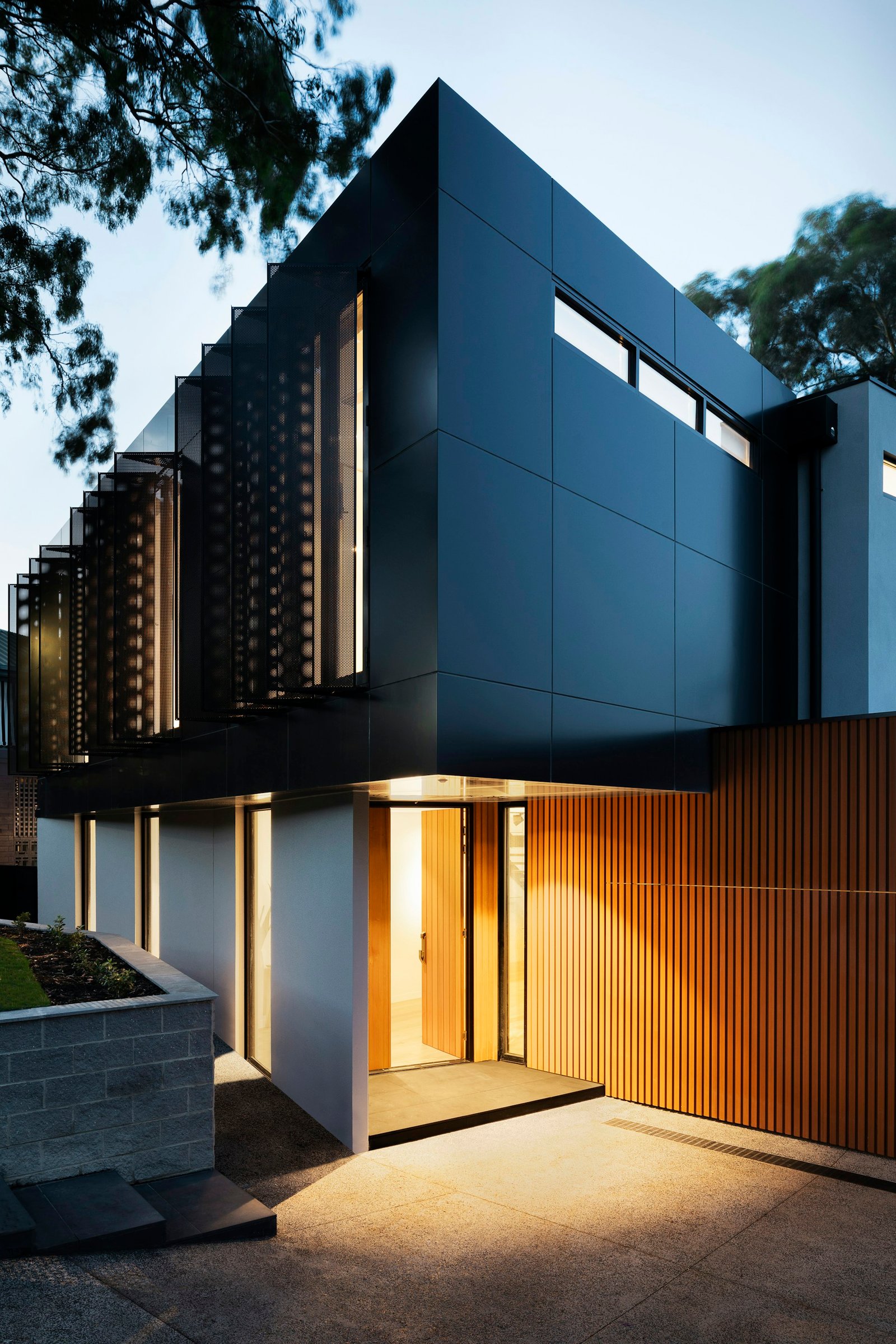 Intérieur contemporain avec grande baie vitrée architecturale